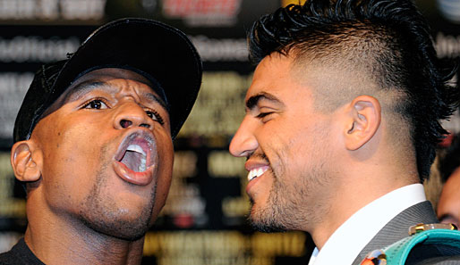 Erstes Abschnuppern zwischen Mayweather (l.) und Ortiz auf der offiziellen Pressekonferenz