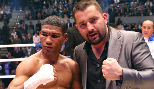 Ex-Doppelweltmeister Yuriorkis Gamboa (l.) im Federgewicht mit seinem Promoter Ahmet Öner