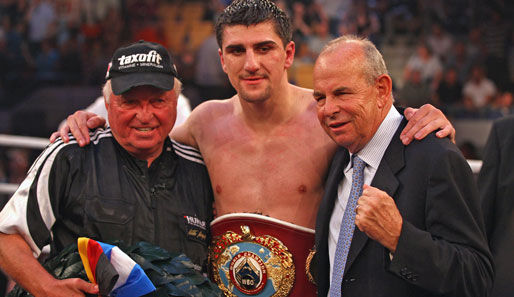 Marco Huck (M.) kommt einem Kampf gegen die Klitschkos durch seine Titelverteidigung immer näher