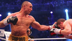 Arthur Abraham (l.) konnte sich gegen Robert Stieglitz erneut zum Weltmeister krönen