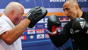 Uli Wegner (l.) sieht seinen Schützling Arthur Abraham (r.) vor dem WM-Kampf in guter Verfassung