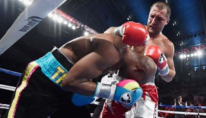 Sergey Kovalev (r.) setzte sich nach Punkten gegen Bernard Hopkins durch