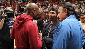 Floyd Mayweather (l.) und Manny Pacquiao (M.) treffen Anfang Mai endlich aufeinander