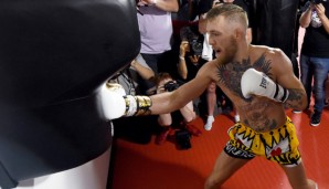 Conor McGregor am Sandsack, die Journalisten stets um ihn herum