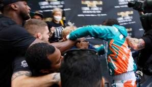 Floyd Mayweather und Jake Paul gerieten bei der Pressekonferenz aneinander.