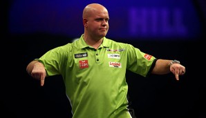 Michael van Gerwen feiert seinen deutlichen Sieg gegen Phil Taylor