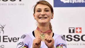 Kristina Vogel freut sich über Gold