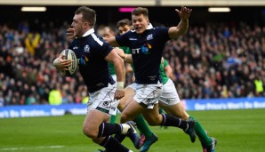 Stuart Hogg (l.) ist auf dem Weg zu einem Versuch, im Hintergrund jubelt schon der Teamkollege