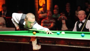 Stephen Hendry voll konzentriert am Tisch. Rechts hofft Altmeister Steve Davis auf einen Fehler