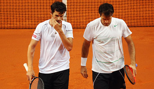 Verlassen mit gesenkten Köpfen den Platz: Philipp Petzschner (l.) und Tommy Haas