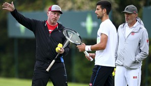 Boris Becker (l.) ist nach dem frühen Wimbledon-Aus mit Novak Djokovic unzufrieden