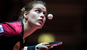 Petrissa Solja steht zusammen mit Sabine Winter beim Damen-Doppel in der zweiten Runde