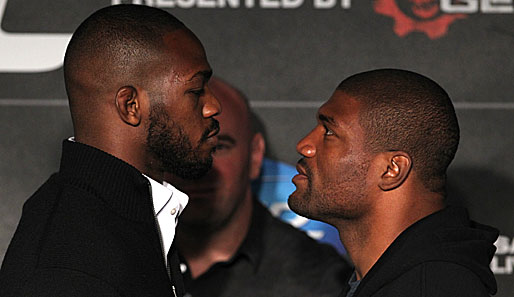 Im Hauptkampf von UFC 135 trifft Halbschwergewichts-Champ Jon Jones (l.) auf Rampage Jackson