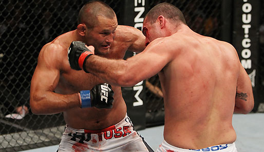 Shogun Rua (r.) und Dan Henderson lieferten sich einen irren Hauptkampf