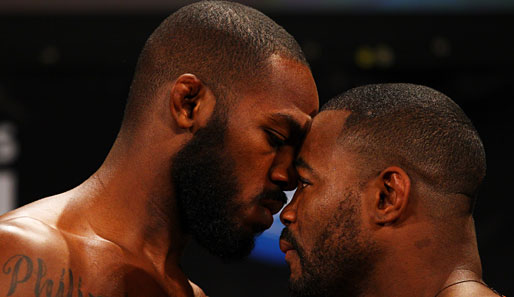 Schau mir in die Augen Kleiner: Jon Jones (l.) im Blickduell mit Rashad Evans