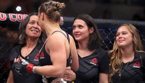 Die Mutter (l.) von Ronda Rousey ist mit dem Trainer hart ins Gericht gegangen