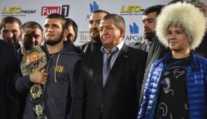 Und da war er dann auch schon: Khabib Nurmagomedov, ungeschlagener UFC-Champion. Den Gürtel natürlich um die Schulter gelegt.