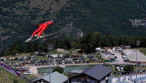 Offenbar haben die Skispringer demnächst schon beim Absprung die nötige Distanz vor Augen