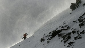 Bei der Freeride World Tour geht es abseits der Piste einen steilen Hang hinab