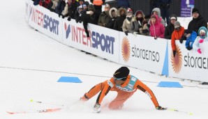 Solano greift in den Schnee, im Hintergrund feuern ihn die Zuschauer an