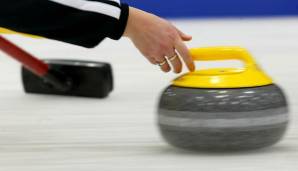 Curling-Männer mit dem Rücken zur Wand