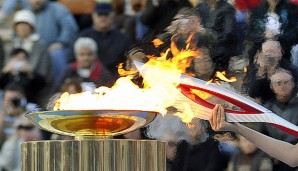 Die olympische Flagge für die Olympischen Winterspiele in Sotschi ist in Russland angekommen