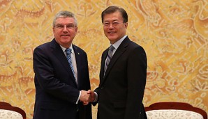 Moon Jae-Inn und Thomas Bach sprachen unter anderem über einen mögliche Teilnahme Nordkoreas an den Olympischen Spielen 2018