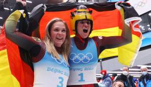 Natalie Geisenberger (r.) hat erneut Olympia-Gold gewonnen, Anna Berreiter gewann Silber.