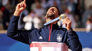 novak-djokovic-goldmedaille-1200