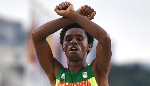 Feyisa Lilesa wollte mit der Geste auf die Missstände in seiner Heimat aufmerksam machen