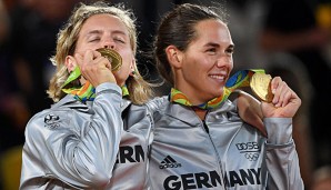 Laura Ludwig (l.) und Kira Walkenhorst haben sich Gold geschnappt