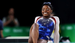 Simone Biles holt Gold im Mehrkampf