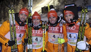 Eric Frenzel (r.) sicherte sich mit dem DSV-Team in Kuusamo den zweiten Platz hinter Norwegen