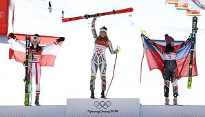 Ester Ledecka gewinnt im Super-G Gold - und lässt sich feiern.