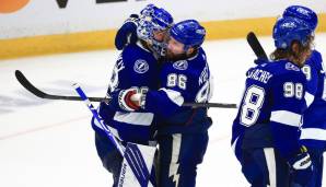 Titelverteidiger Tampa Bay Lightning hat im Kampf um den Stanley Cup auch das zweite Finalspiel der NHL gewonnen.