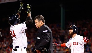 Bostons Ortiz (l.) bedankt sich nach seinem Grand Slam ganz oben, ehe er mit Pedroia jubelt