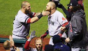 Jonny Gomes' Lohn für den Homerun: Streicheleinheiten von Teamkollege Mike Napoli (l.)