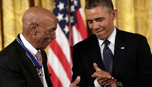 Ernie Banks (l.) mit uS-Präsident Barack Obama im November 2013