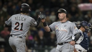 Christian Yelich (l.) bejubelt zusammen mit Justin Bour dessen Homerun gegen Seattle