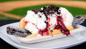 Churro Dog 2.0: Diese Kreatur der Arizona Diamondbacks besteht aus in Oreo-Krümeln gerolltem Churro-Spritzgebäck im Donut-Brötchen, Frozen Yoghurt, Schlagsahne, Erdbeer- und Schokosoße und noch mehr Oreo-Krümeln. Locker 1.000+ Kalorien