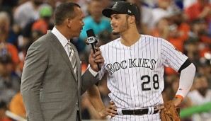 Während des Spiels findet Third Baseman Nolan Arenado Zeit, Alex Rodriguez ein Interview zu geben