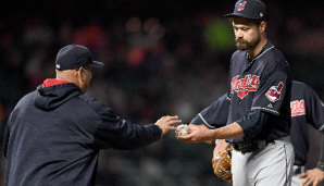 Andrew Miller (r.) wird Indians-Manager Terry Francona erst einmal fehlen