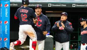 Francisco Lindor wird von Manager Terry Francona im Dugout begrüßt