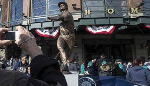 Eine Statue von Ken Griffey Jr. steht vor dem Safeco Field in Seattle