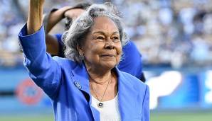 Rachel Robinson war der Festivitäten vor Spiel 1 der World Series in Los Angeles