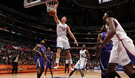 Clipper Blake Griffin bei einem seiner typischen Highlight-Dunks. Die Kings schauen bewundernd zu