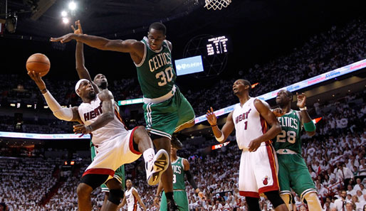 Kommt ein Bass geflogen: Brandon Bass versucht sich an der Bewachung von LeBron James