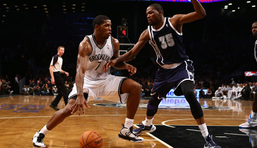 Kevin Durant (r.) behielt mit seinen Thunder die Überhand über Joe Johnsons (l.) Nets