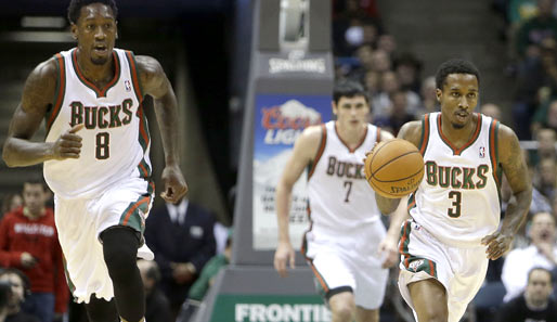 Brandon Jennings (r.) machte beim Sieg der Milwaukee Bucks gegen die Miami Heat ein starkes Spiel