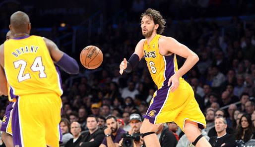 Pau Gasol (r.) erlebt bei den Lakers unter Trainer Mike D'Antoni derzeit harte Zeiten